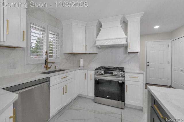 19157 Hillcrest Street, Livonia, MI 48152