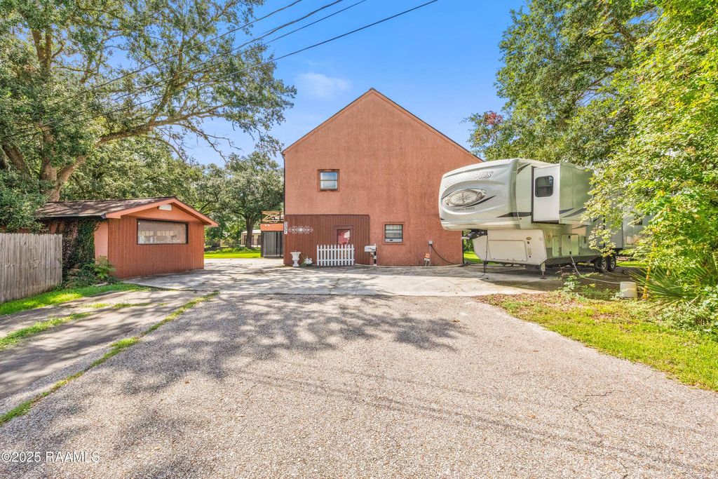 237 Aline Drive, Breaux Bridge, LA 70517