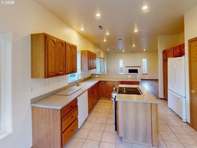 518 ROSICHELLI Dr, Brookings, OR 97415