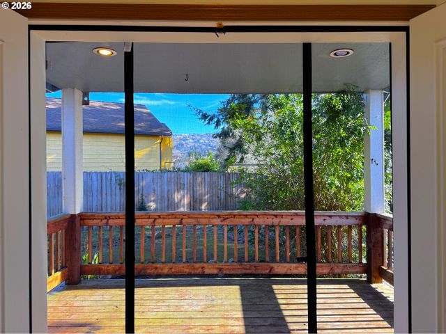 518 ROSICHELLI Dr, Brookings, OR 97415