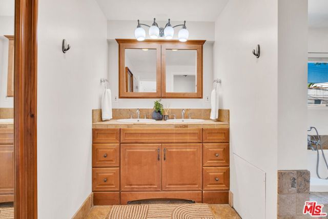 851 S Orange Drive, Los Angeles, CA 90036