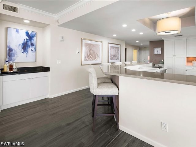 9790 Gulf Shore DR 204, Naples, FL 34108