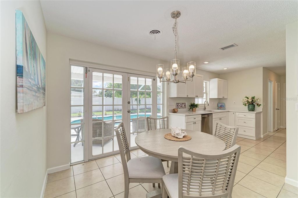 Image 6 of property listing at 3207 19TH AVENUE W, Bradenton, FL 34205