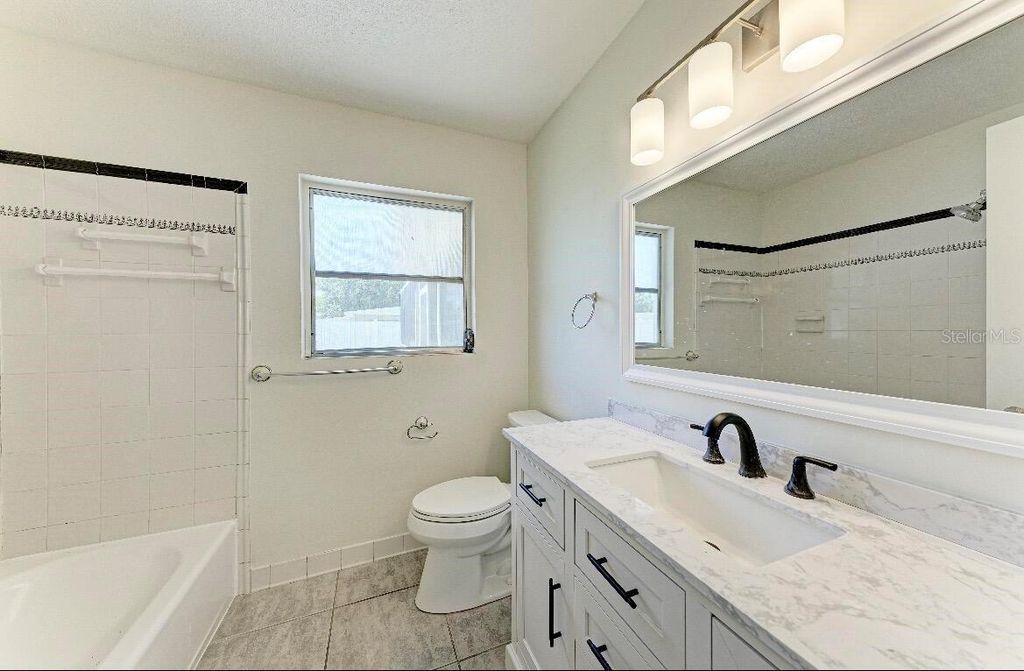 Image 10 of property listing at 3207 19TH AVENUE W, Bradenton, FL 34205