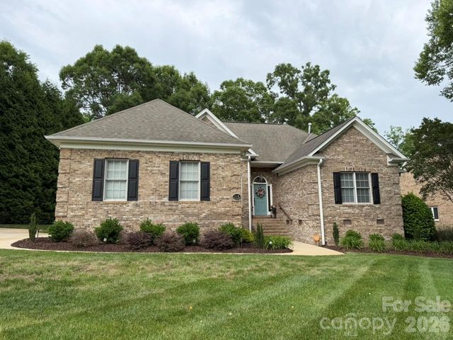 914 Players Ridge Road, Hickory, NC 28601