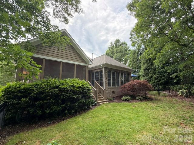 914 Players Ridge Road, Hickory, NC 28601