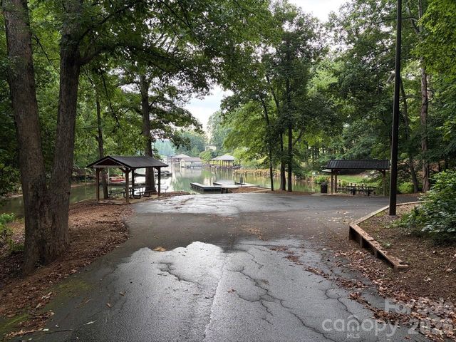 914 Players Ridge Road, Hickory, NC 28601