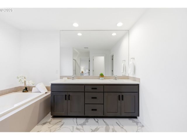 17080 Se TROGE Rd, Happy Valley, OR 97086