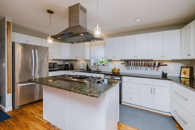 1019 Main Rd, Tiverton, RI 02878