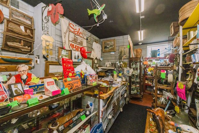 1019 Main Rd, Tiverton, RI 02878