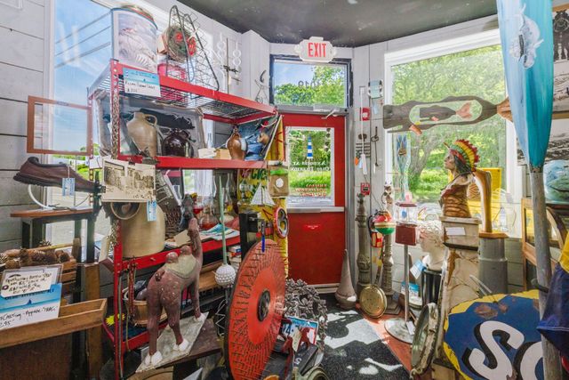 1019 Main Rd, Tiverton, RI 02878