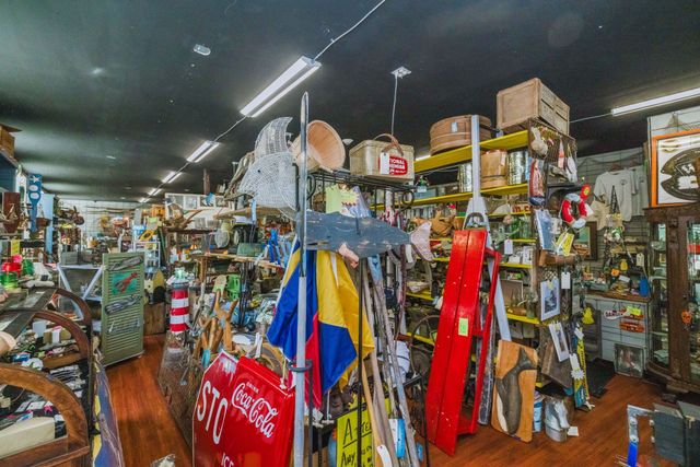 1019 Main Rd, Tiverton, RI 02878