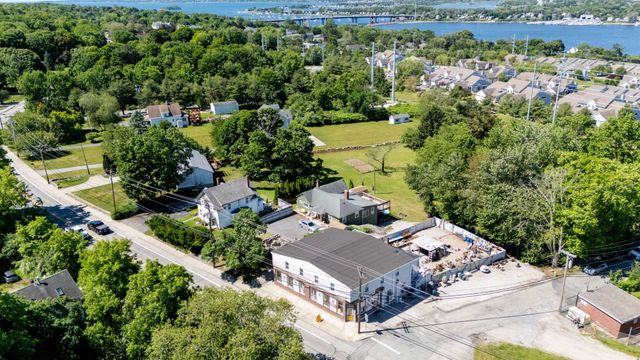 1019 Main Rd, Tiverton, RI 02878