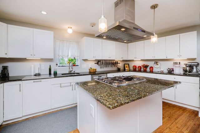 1019 Main Rd, Tiverton, RI 02878