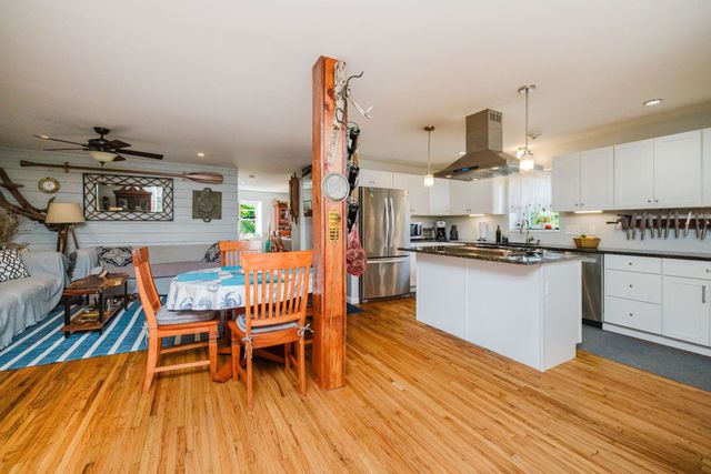 1019 Main Rd, Tiverton, RI 02878