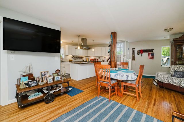 1019 Main Rd, Tiverton, RI 02878