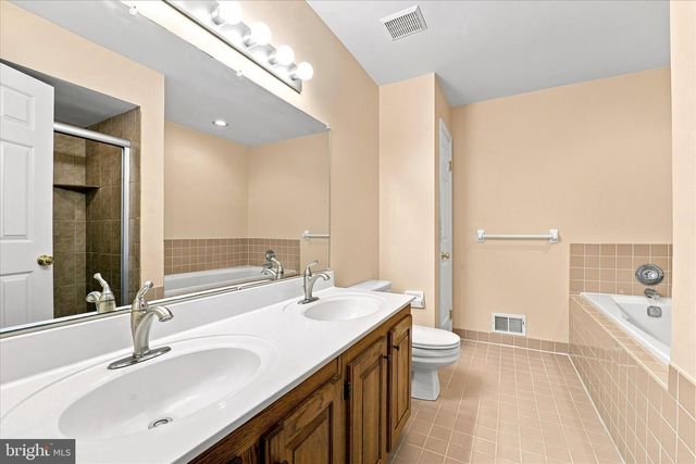 302 BRIGHTON CIR, Devon, PA 19333
