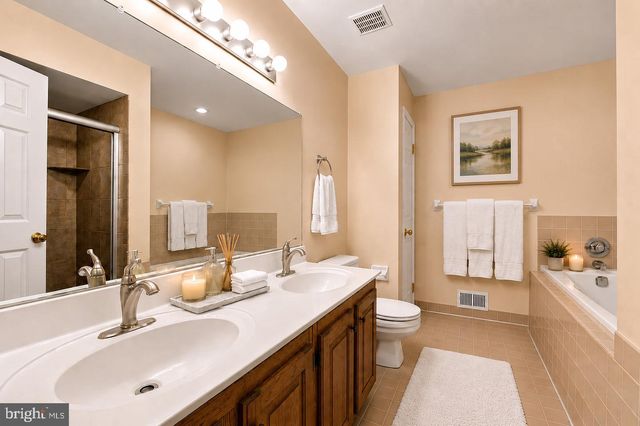 302 BRIGHTON CIR, Devon, PA 19333