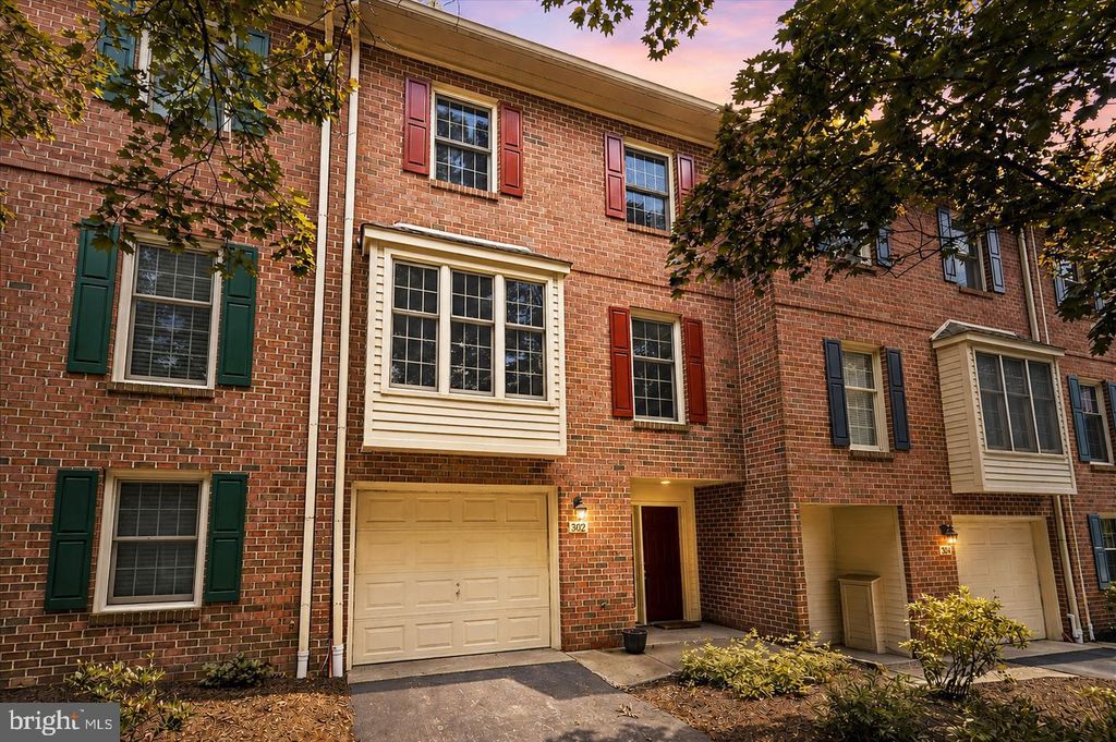 302 BRIGHTON CIR, Devon, PA 19333