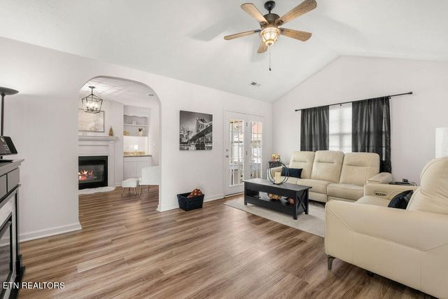 104 Golf Club Lane, Lenoir City, TN 37771