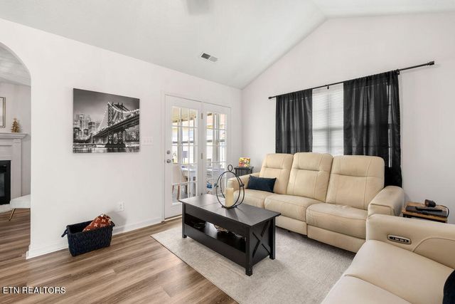 104 Golf Club Lane, Lenoir City, TN 37771