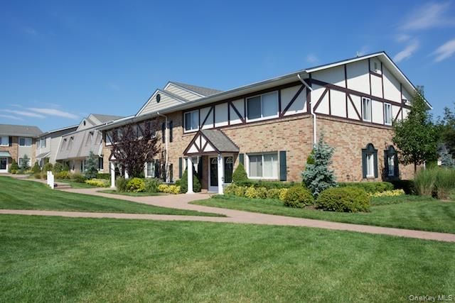 87 Moonlight Walk 87, Holbrook, NY 11741