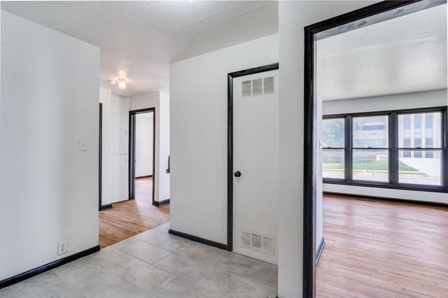 1842 N Chautauqua Ave, Wichita, KS 67214