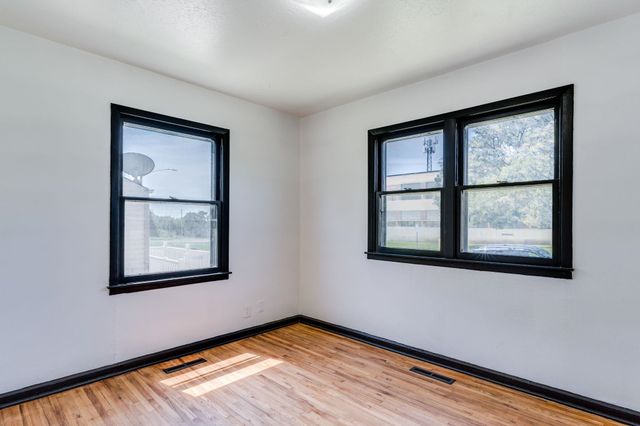 1842 N Chautauqua Ave, Wichita, KS 67214