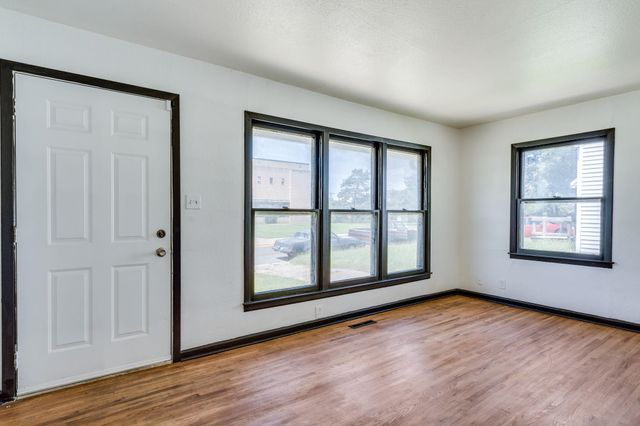 1842 N Chautauqua Ave, Wichita, KS 67214