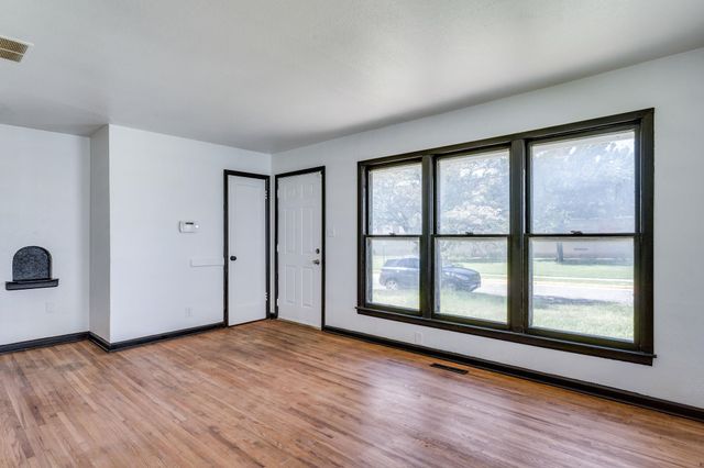 1842 N Chautauqua Ave, Wichita, KS 67214