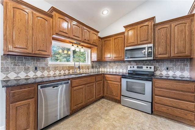 6 N Cheshnut Drive, Bella Vista, AR 72714