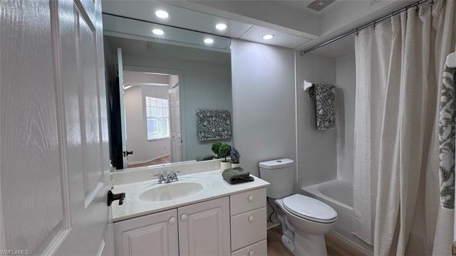 6812 Satinleaf RD S 202, Naples, FL 34109
