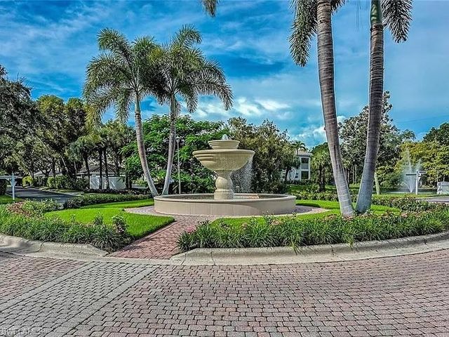 6812 Satinleaf RD S 202, Naples, FL 34109
