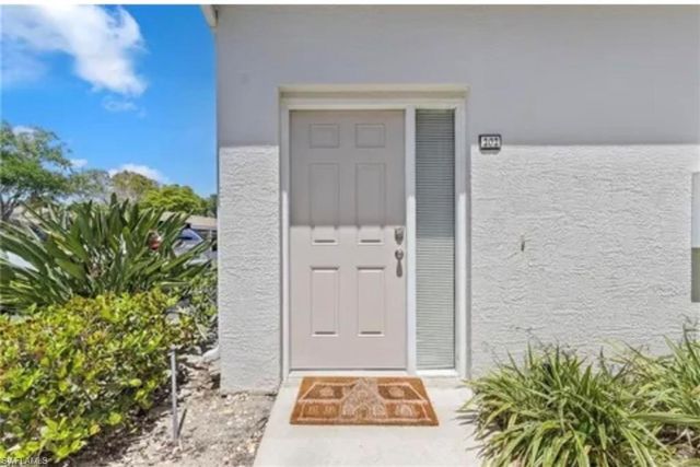 6812 Satinleaf RD S 202, Naples, FL 34109
