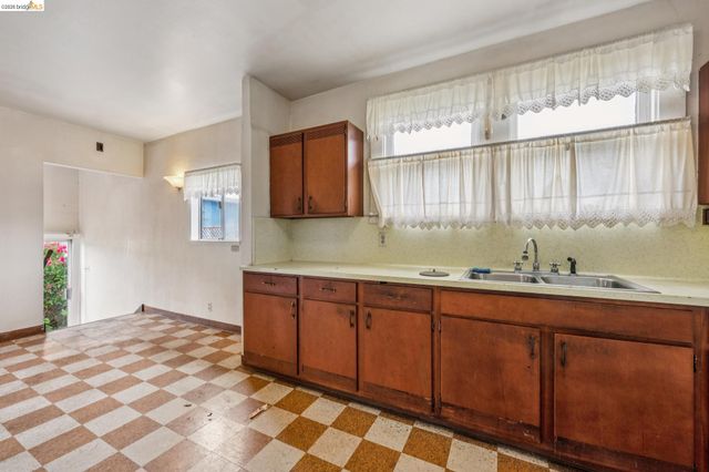 2534 Mathews Street, Berkeley, CA 94702