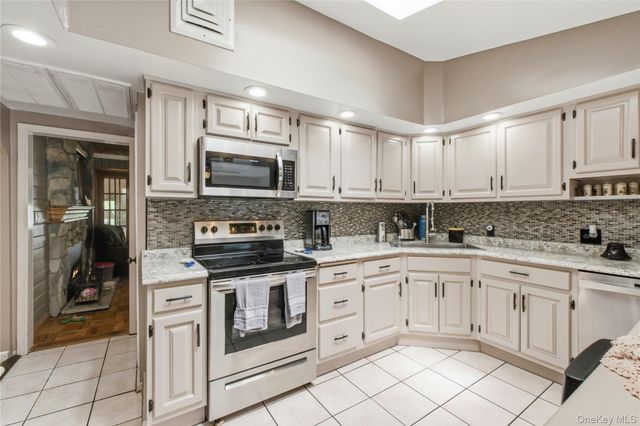 289 Oak Ridge Road, Hopewell Junction, NY 12533