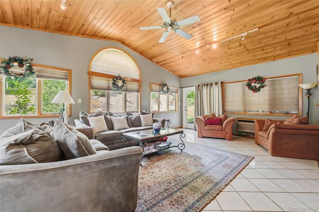 289 Oak Ridge Road, Hopewell Junction, NY 12533
