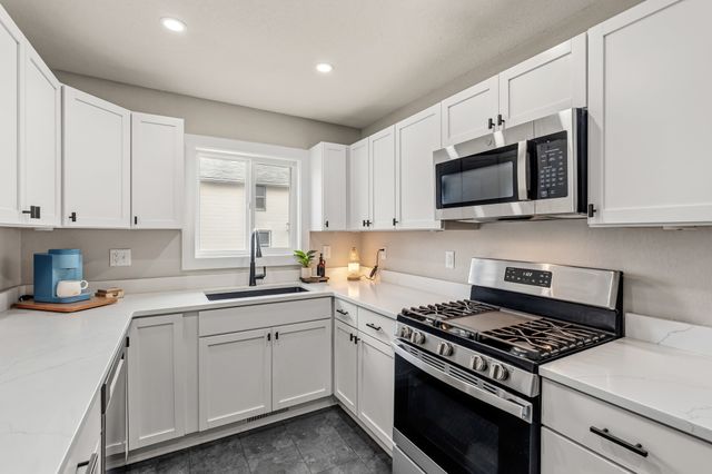 800 S 2nd Avenue W, Newton, IA 50208