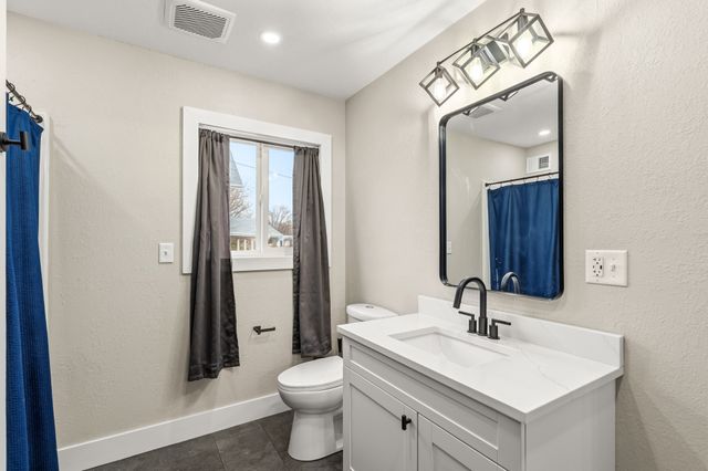 800 S 2nd Avenue W, Newton, IA 50208