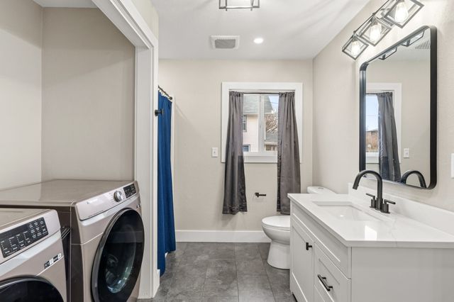 800 S 2nd Avenue W, Newton, IA 50208