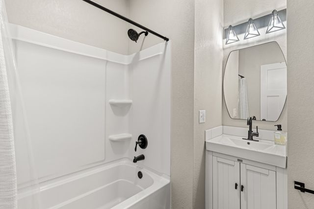 800 S 2nd Avenue W, Newton, IA 50208