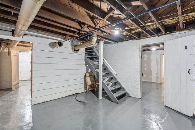 800 S 2nd Avenue W, Newton, IA 50208