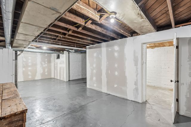 800 S 2nd Avenue W, Newton, IA 50208