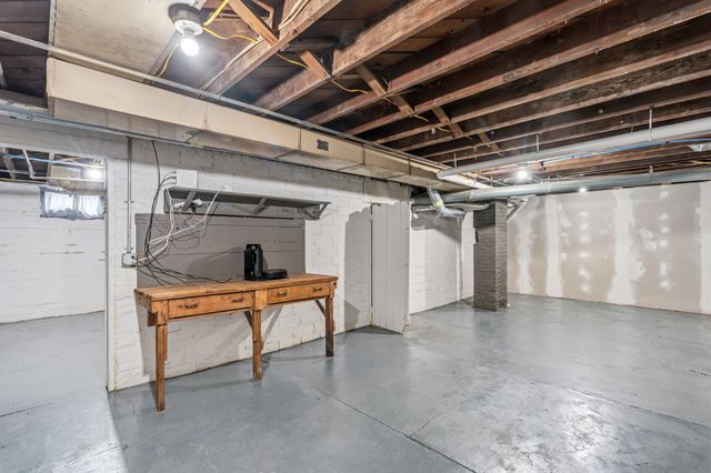 800 S 2nd Avenue W, Newton, IA 50208