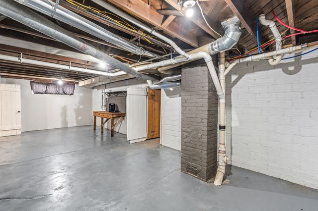 800 S 2nd Avenue W, Newton, IA 50208