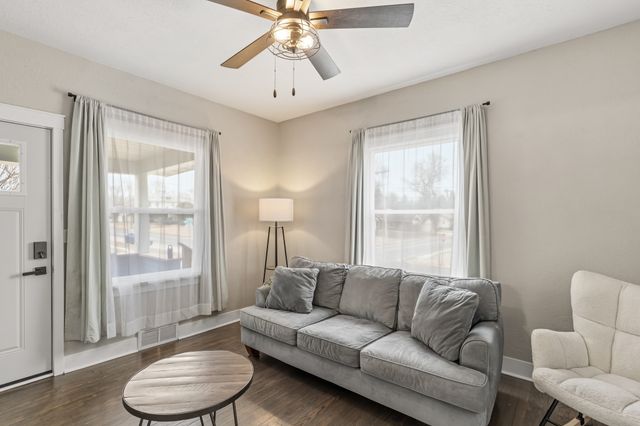 800 S 2nd Avenue W, Newton, IA 50208