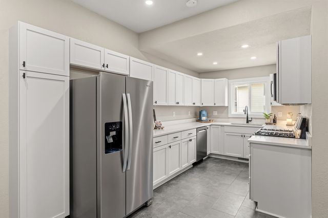 800 S 2nd Avenue W, Newton, IA 50208