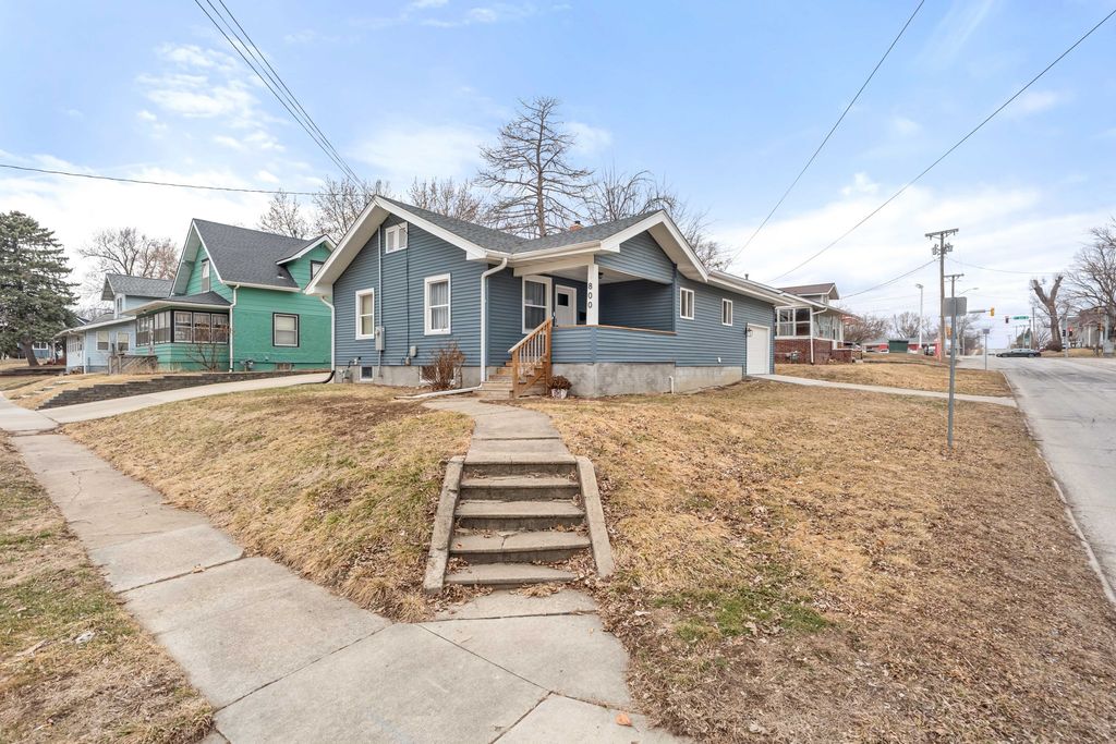 800 S 2nd Avenue W, Newton, IA 50208