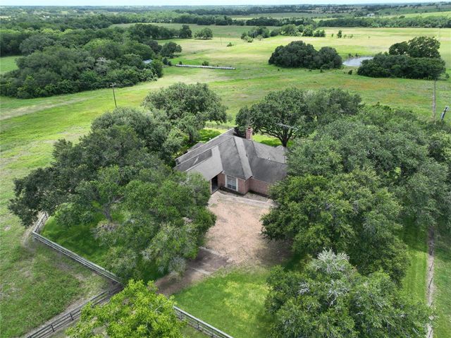 1552 Holub Road, Schulenburg, TX 78956