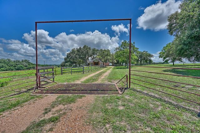 1552 Holub Road, Schulenburg, TX 78956